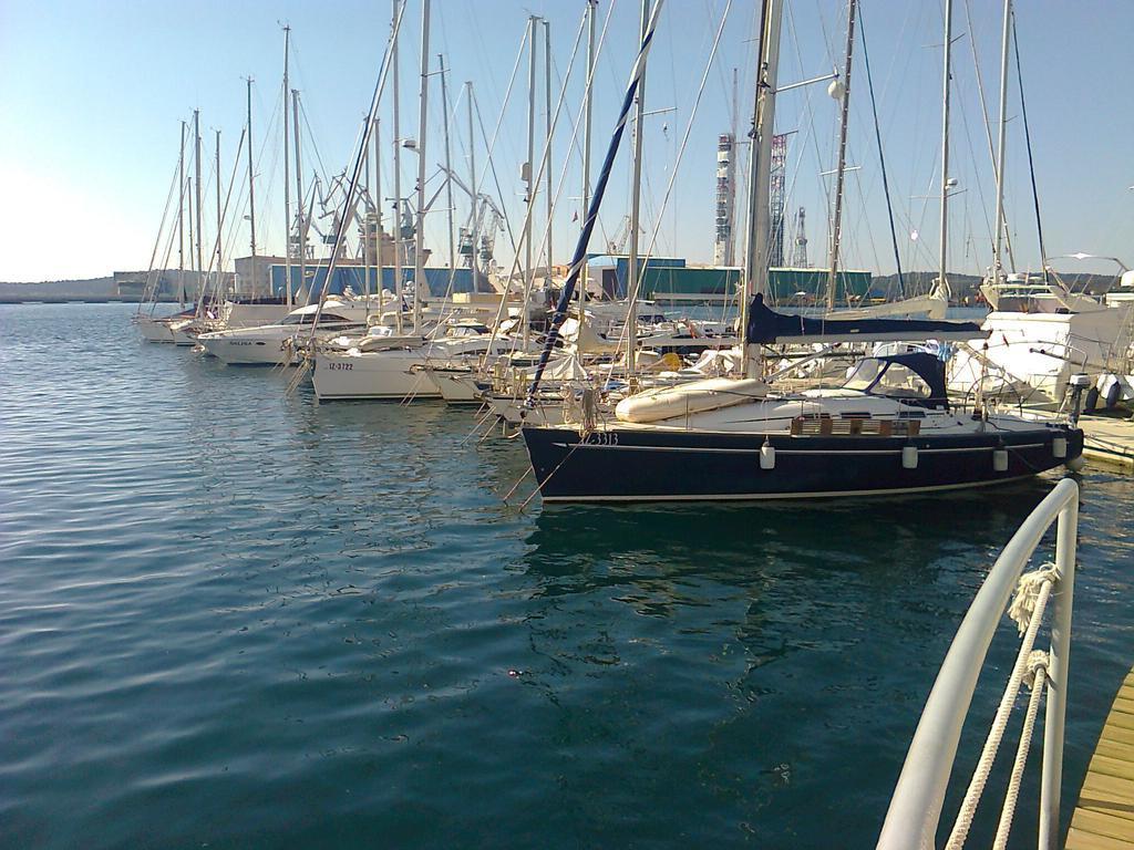Apartment For Holidays In Πούλα Δωμάτιο φωτογραφία