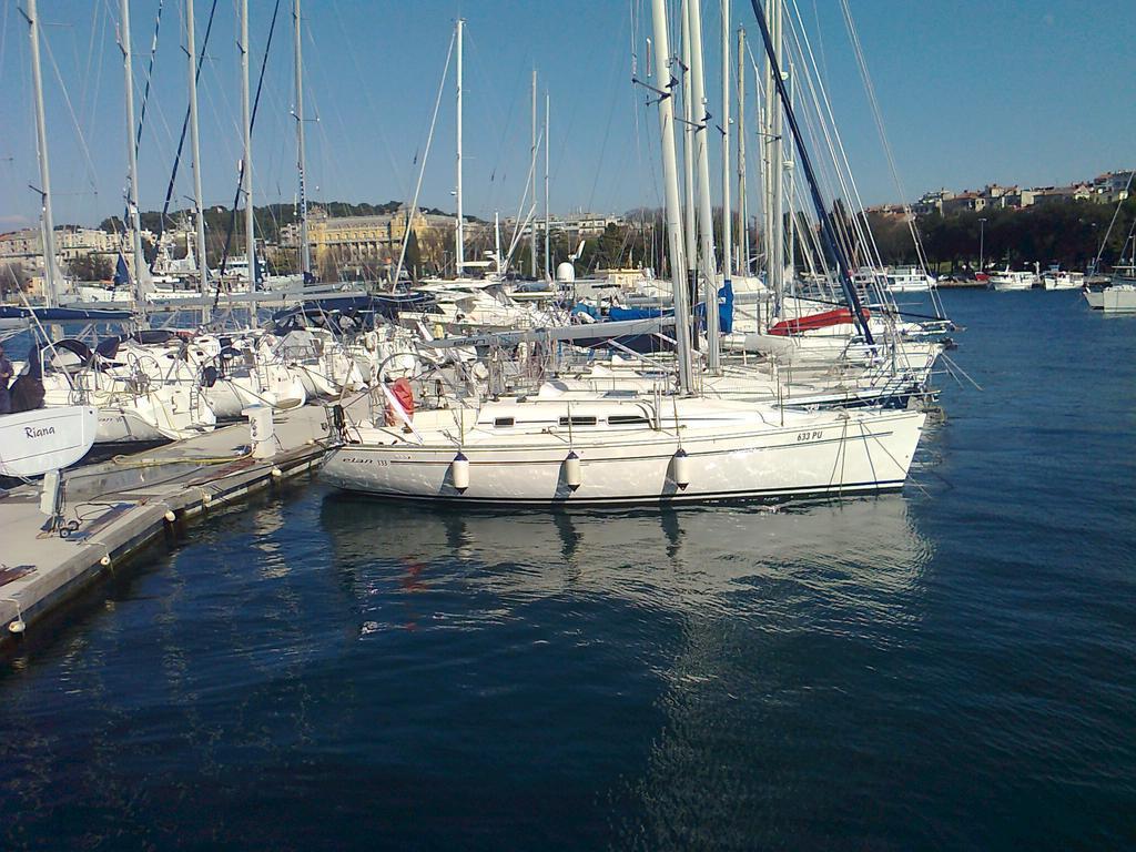 Apartment For Holidays In Πούλα Δωμάτιο φωτογραφία
